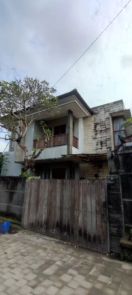 Rumah besar dan kokoh di penatih dentim