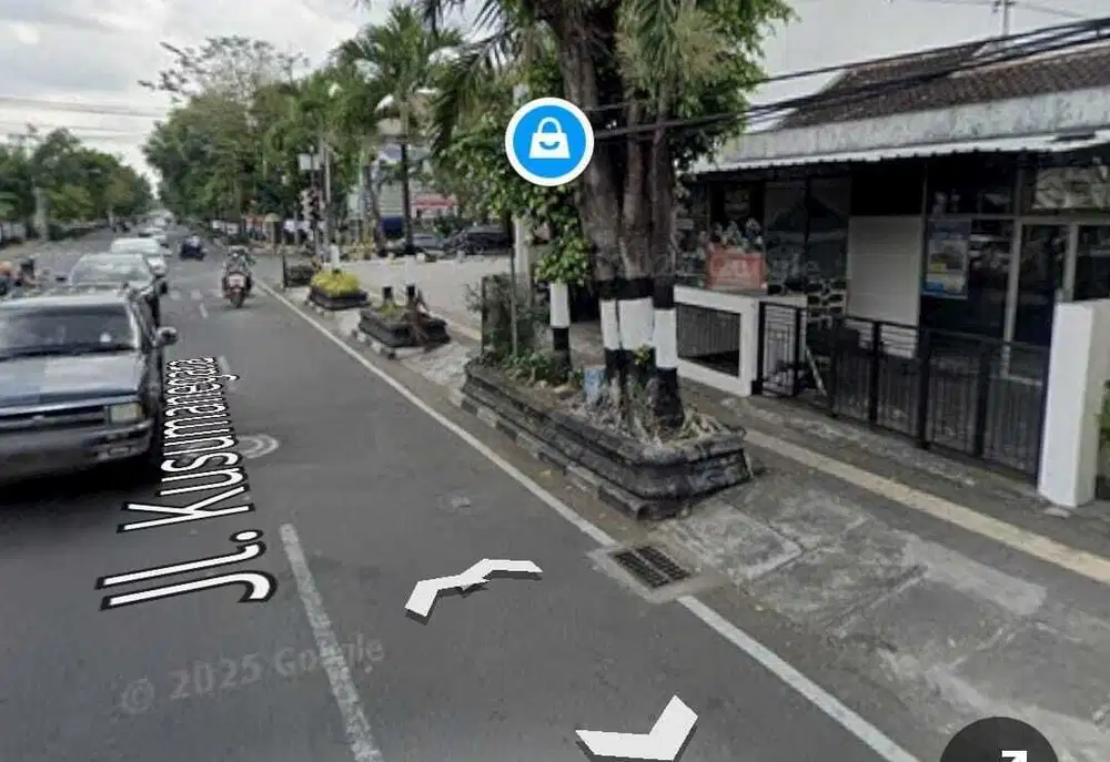 Rumah pinggir jalan raya kusumanegara kodya sangat stratgegis