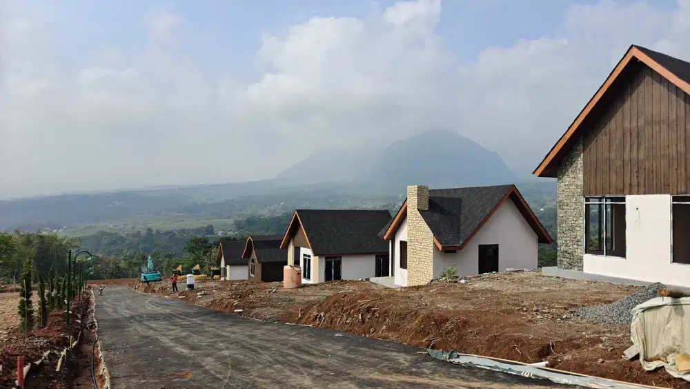 Dikelilingi kawasan wisata, resort, dan villa elite Udara sejuk,