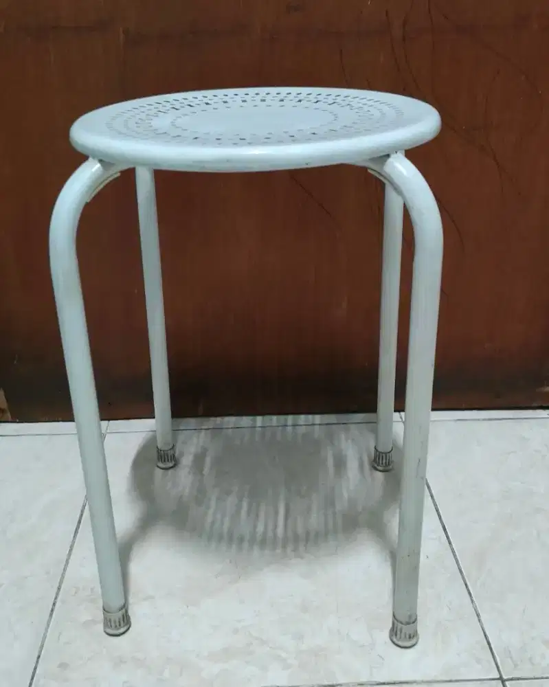 Bangku besi minimalis