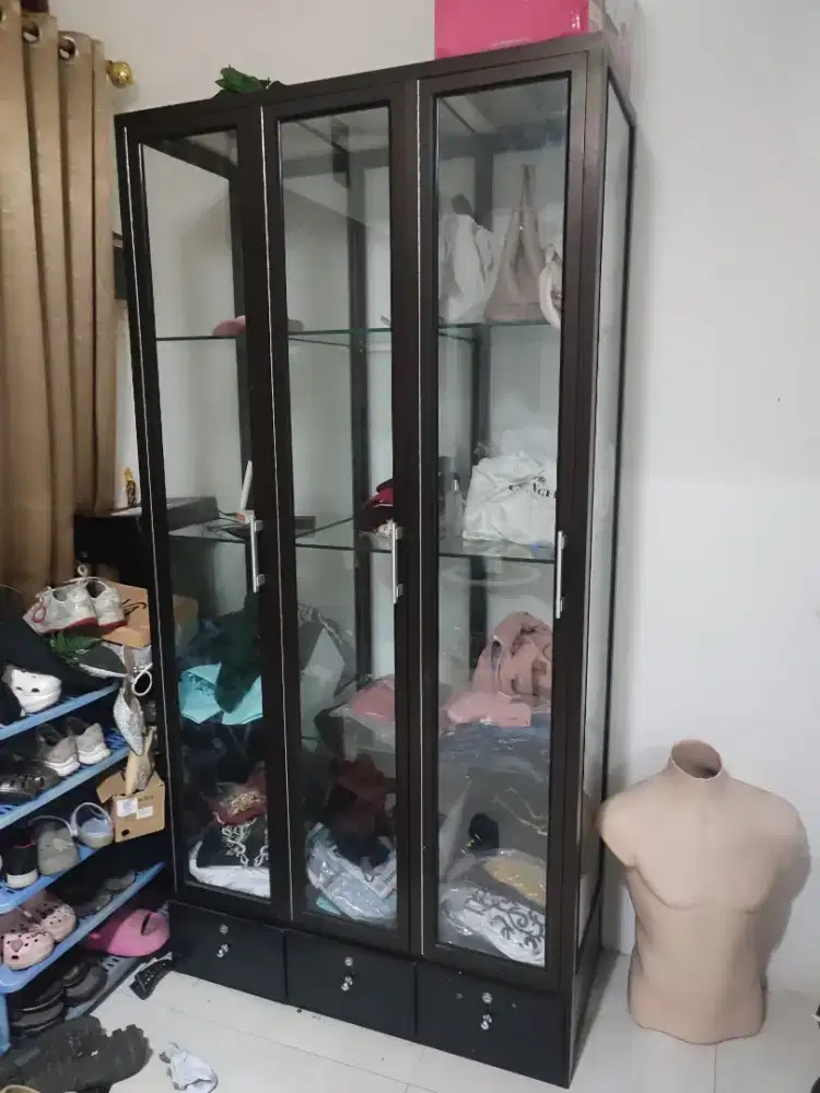 Lemari kaca untuk pajangan tas / baju