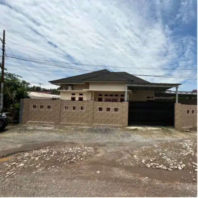 Disewakan Rumah Demang Lebar Daun Palembang Jalan Mesuji, Palembang.