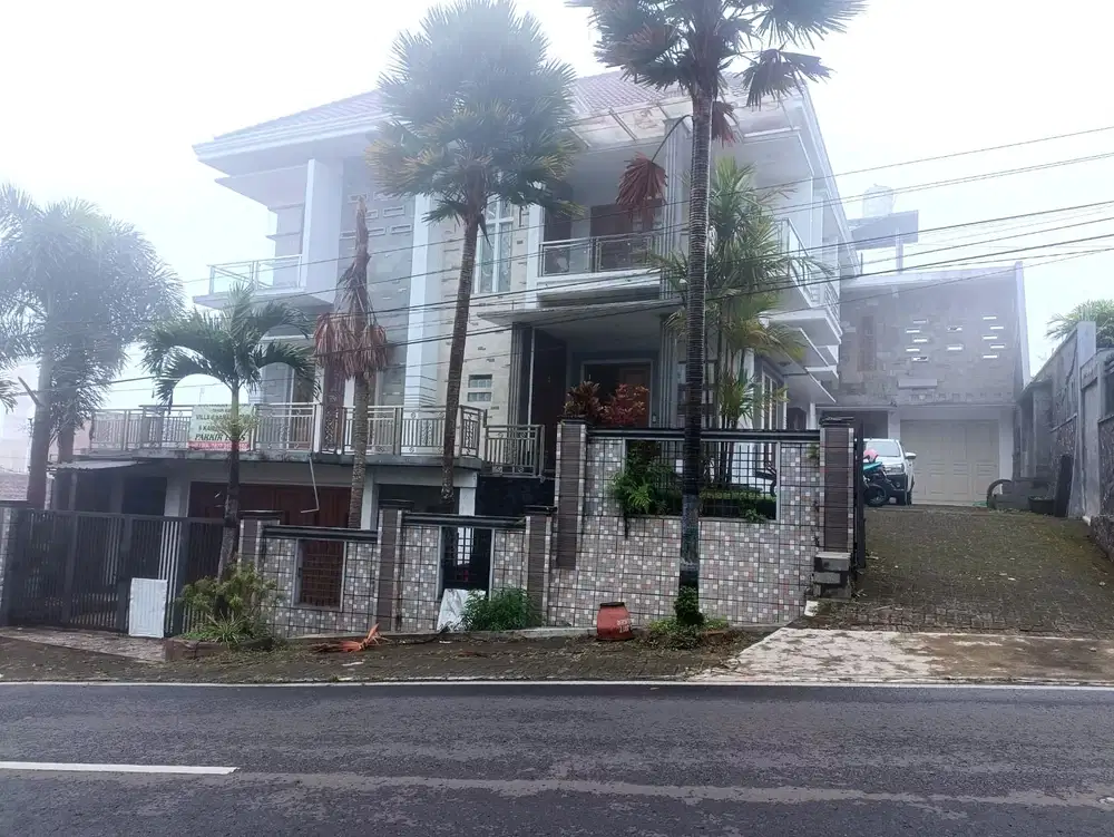 Dijual Vila 2,5lt 8 kamar di Batu Malang