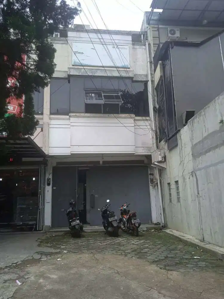 Dijual ruko 3 lantai cocok untuk kantor/salon di jl Pahlawan