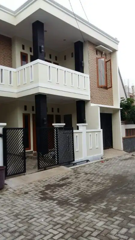 Dijual rumah bagus kokoh siap huni 2,5 lantai dlm cluster di Condet