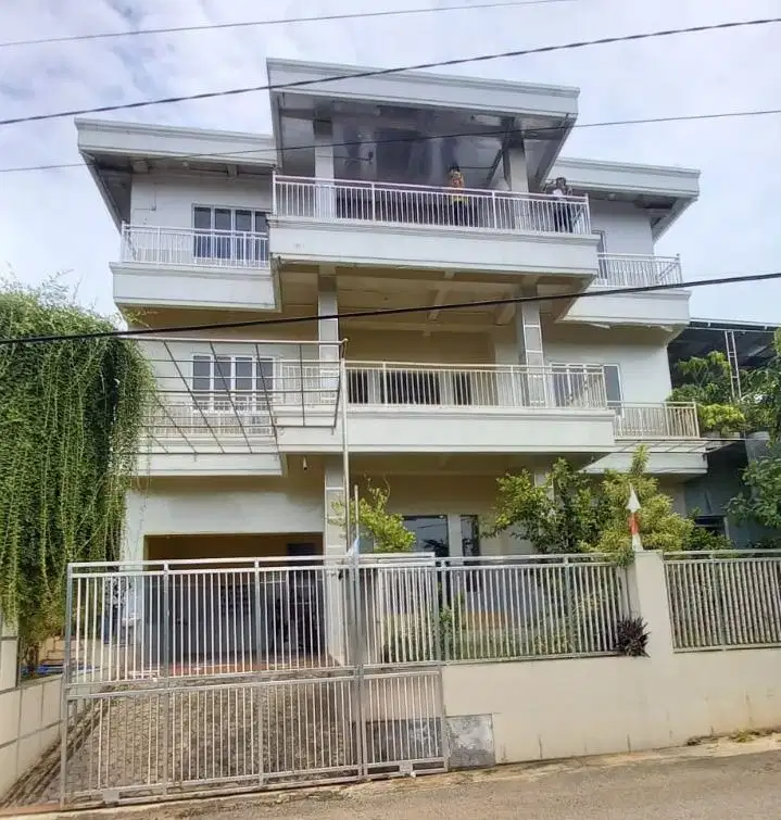 Rumah 3 Lantai Cocok untuk Asrama atau Kantor di Oebobo - NTT!