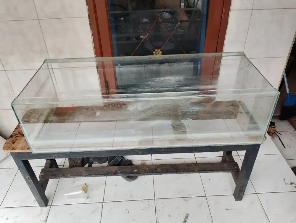 Akuarium ikan bekas