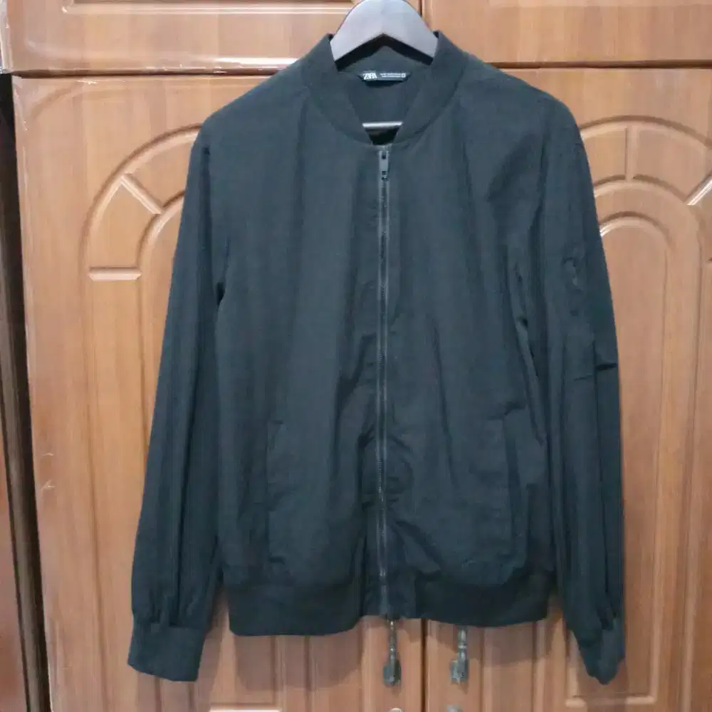 Jaket Zara Men Size M Model Bomber Hitam Original Baru
100%