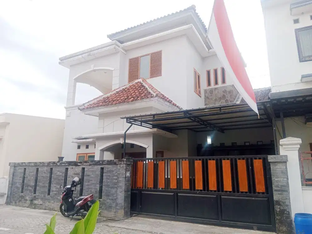 Rumah Bagus 2 lt. Di Perumahan dekat Jalan Raya Colomadu