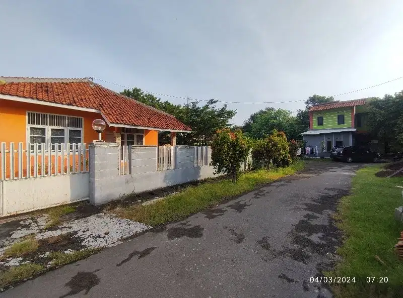 Rumah berhalaman luas dekat CSB Mall