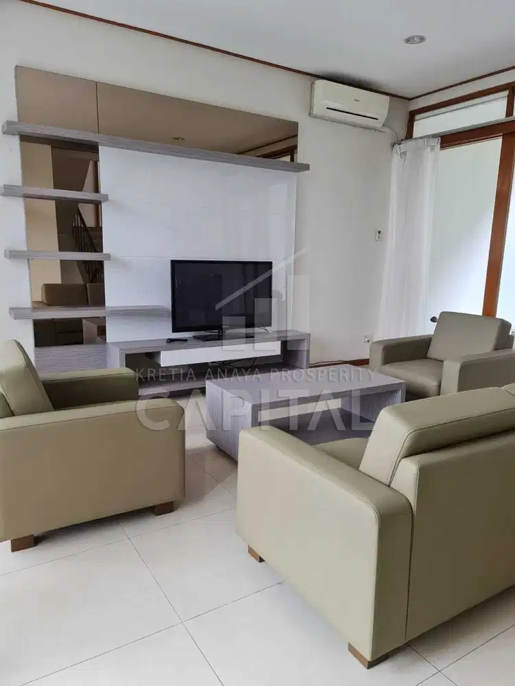 RUMAH GREEN TERACE NYAMAN DENGAN HALAMAN YANG LUAS DI SETRADUTA