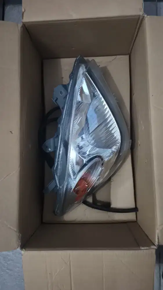 Lampu depan headlamp ori toyota innova