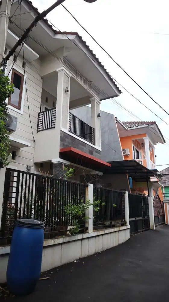 RUMAH BAGUS SIAP HUNI DLM CLUSTER AKSES PINGGIR JALAN 2MBL KALISARI
