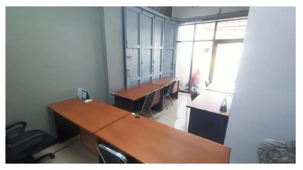 Ruang Kantor Strategis4-5 Orang Ada Akses Langsung Keluar