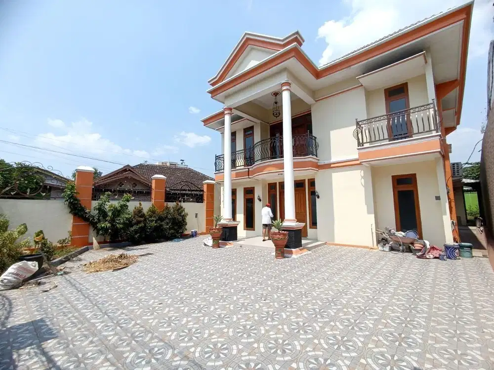 RUMAH MEWAH 2 lt Luas Pinggir Jalan Utama di Papahan Karanganyar Kota