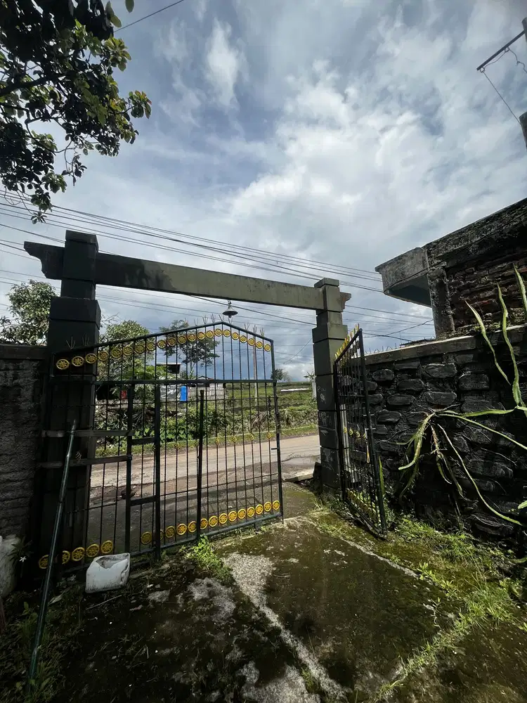 Rumah Villa Beserta Tanah dekat ke Jalan Pembangunan