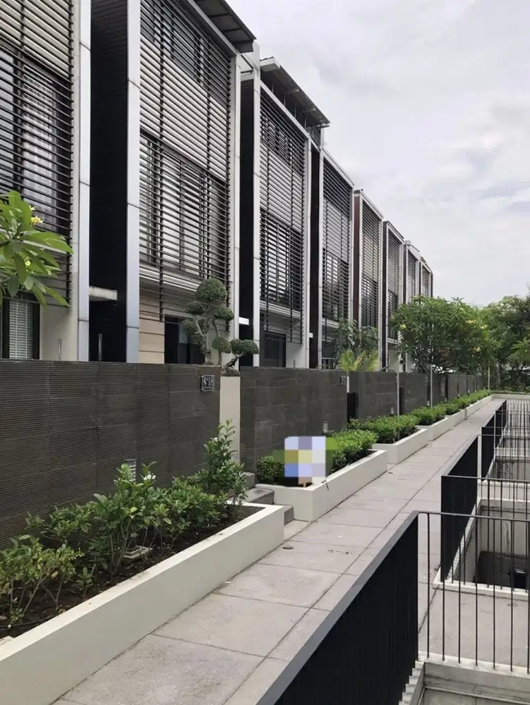 GRAHA FAMILI TOWN HOUSE VIEW GOLF 3 LANTAI!