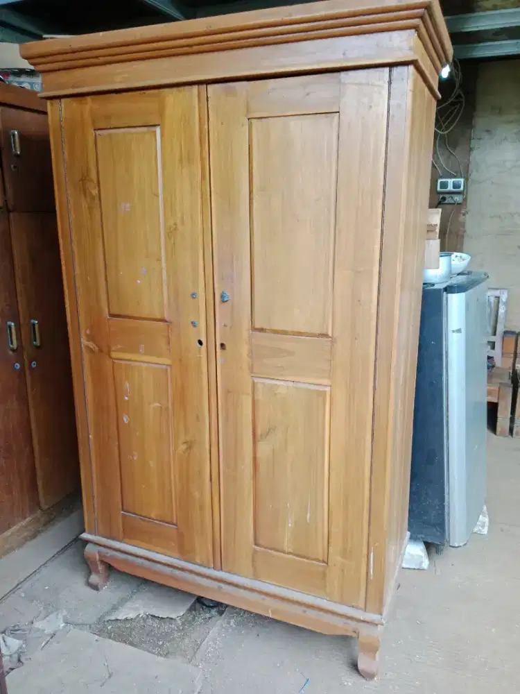 Lemari 2pintu jati 112×190 mulus tinggal cat.