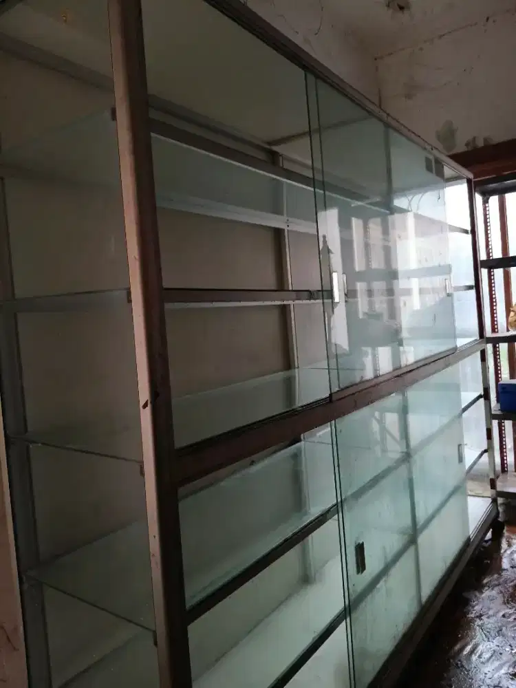 Lemari kaca etalase besar bekas toko susu