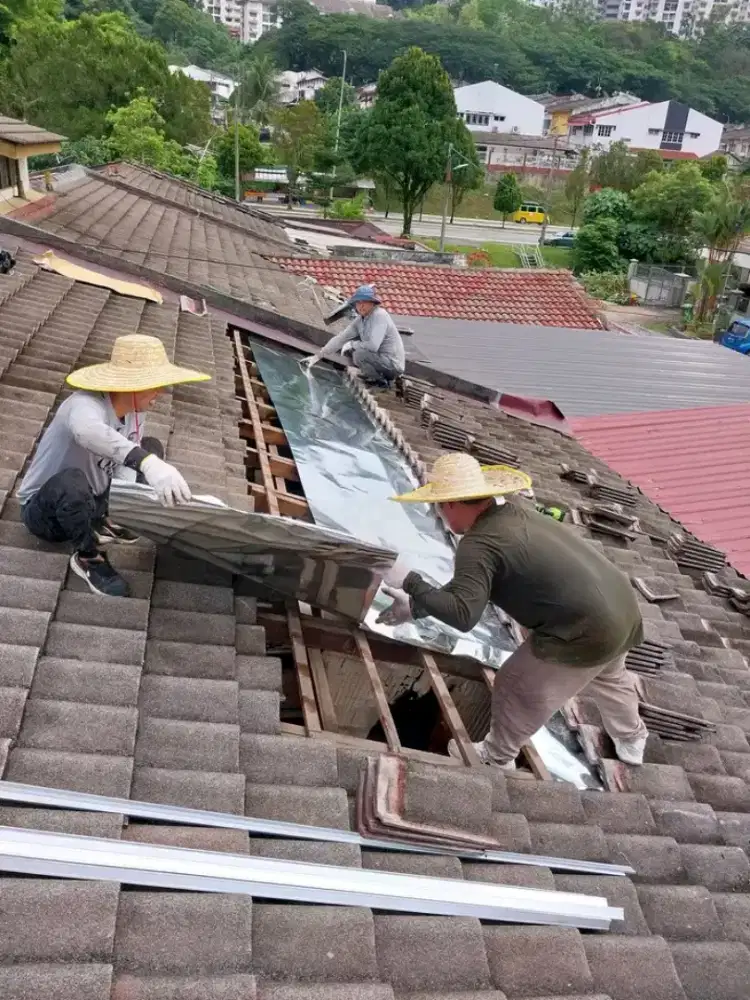 Renovasi atau perbaikan atap bocor