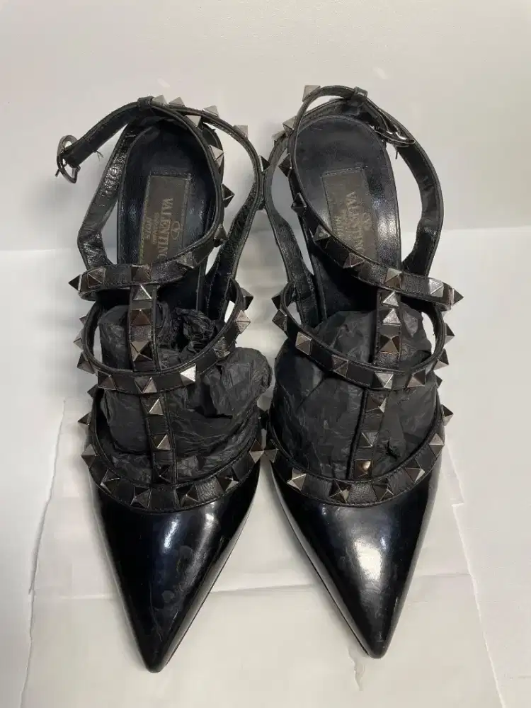 Dijual Cepat, Cuci Lemari ! Sepatu Valentino Black Rockstud Sz 36