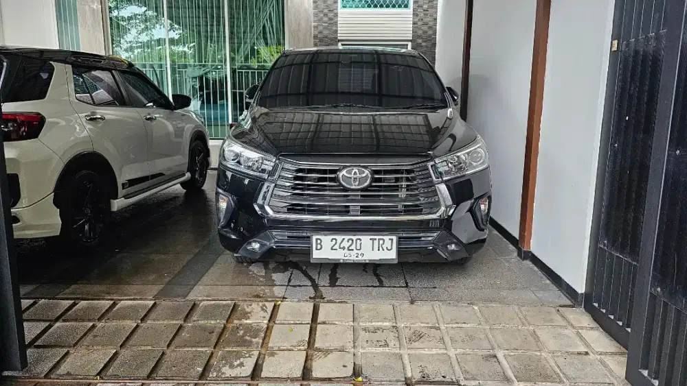 Toyota Innova V Luxury 2.0 Bensin AT