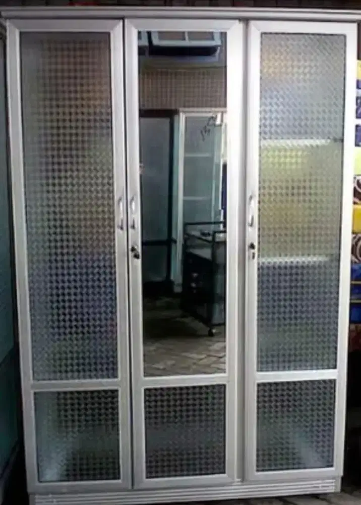 Lemari Pakaian Aluminium Frame Putih Kaca Es 3 Pintu