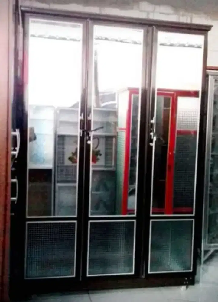 Lemari Pakaian Aluminium Frame Coklat Kaca Es 3 Pintu