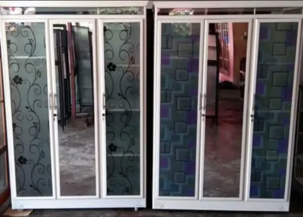 Lemari Pakaian Aluminium Frame Putih Susu Sunblash kaca es 3 pintu