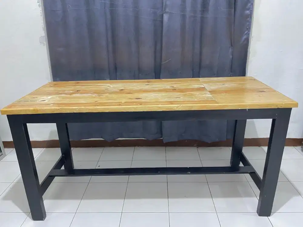 Meja makan pemakaian kurang dari 1 tahun