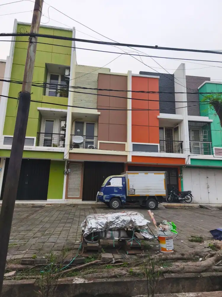 Jual/ Sewa Ruko di Taman Semanan Indah, bangunan 2,5 lantai