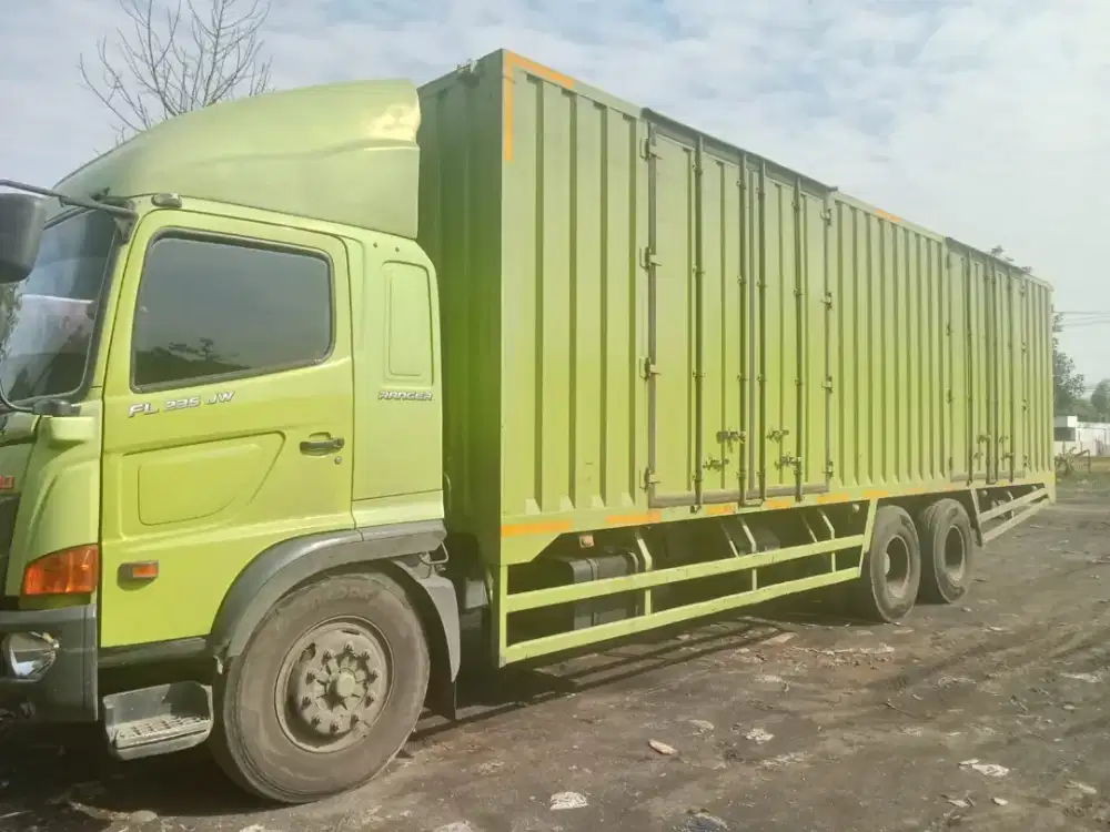 Hino FL235JW.warna hijau.kondisi terawat