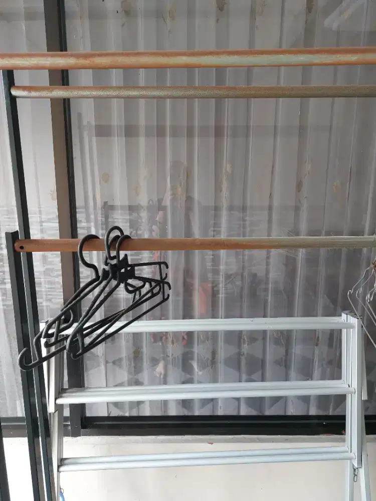 Gantungan baju di toko