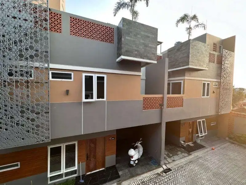 Rumah3 Lantai Jagakarsa,Strategis dengan Desain Elegan Modern