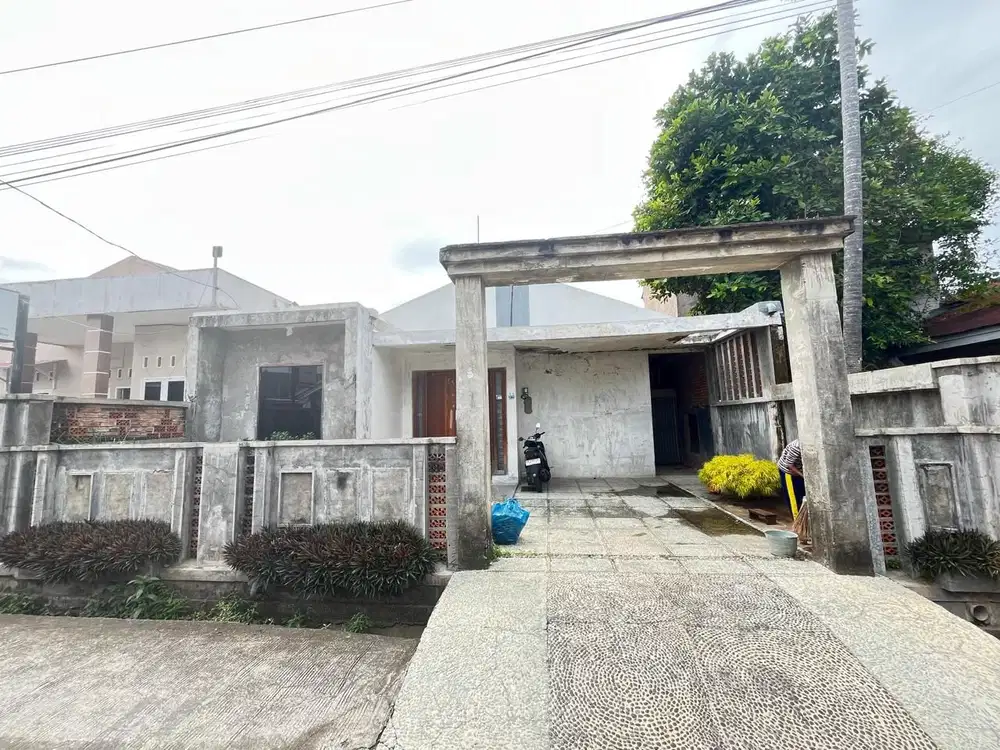 Rumah di padang barat (belakang hotel mercury)