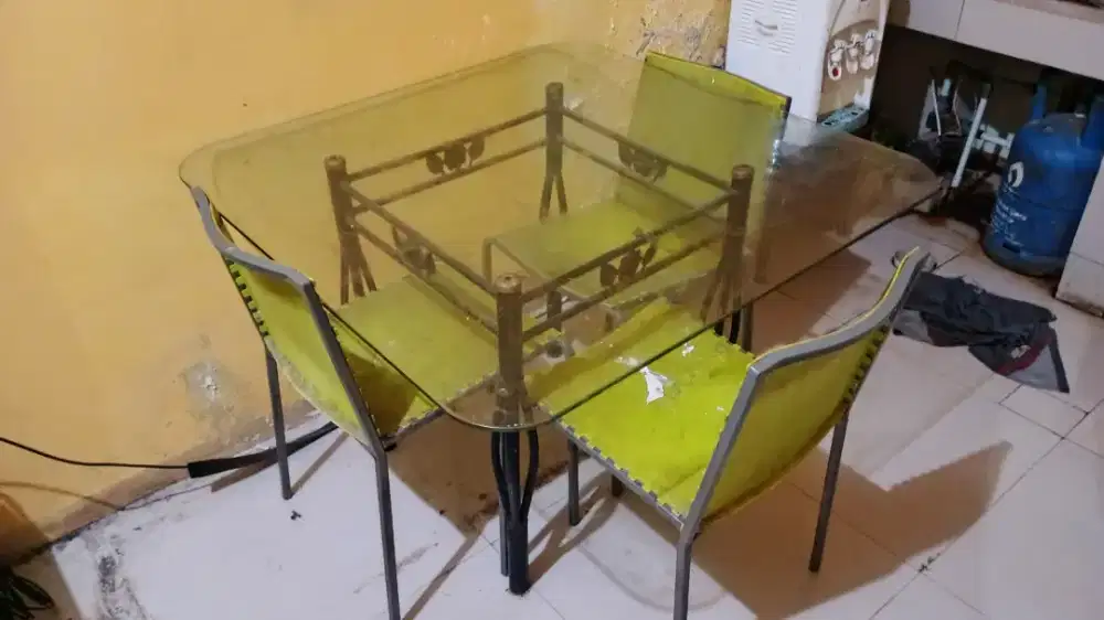 Meja makan kaca