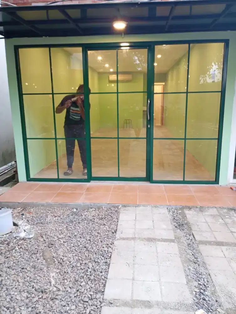 Partisi kaca dan gypsum