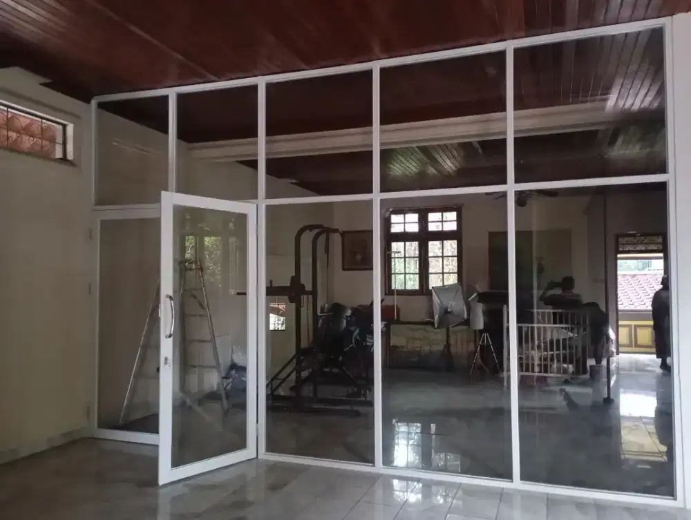 Partisi alumunium kaca dan gypsum