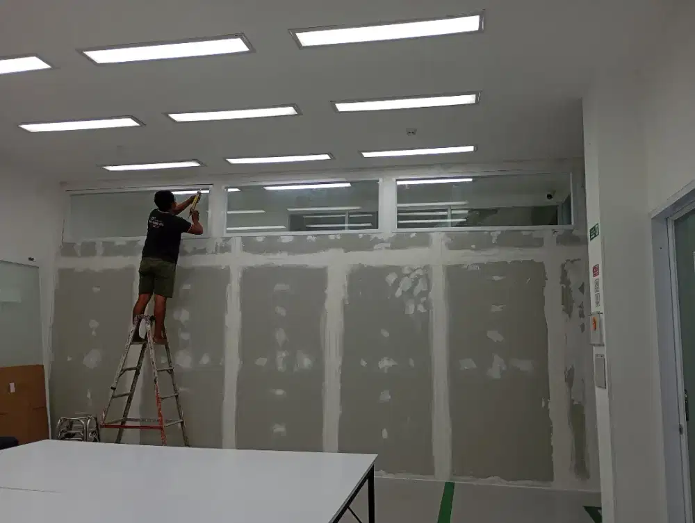 Partisi kaca dan gypsum