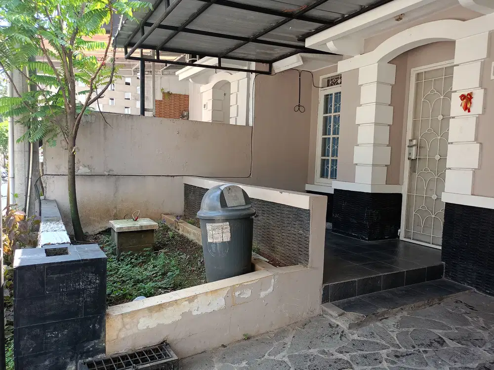 DISEWA RUMAH TAHUNAN BAGUS SIAP HUNI BERSIH VENESIA SENTUL SSR61