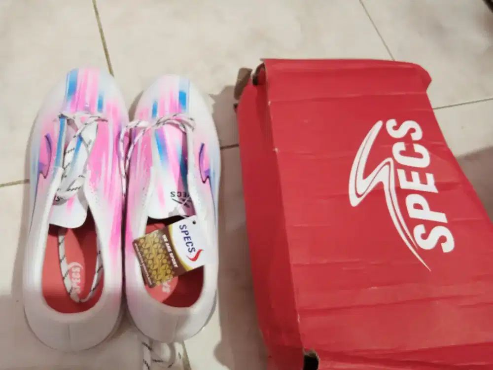 Sapatu bola Specs keren