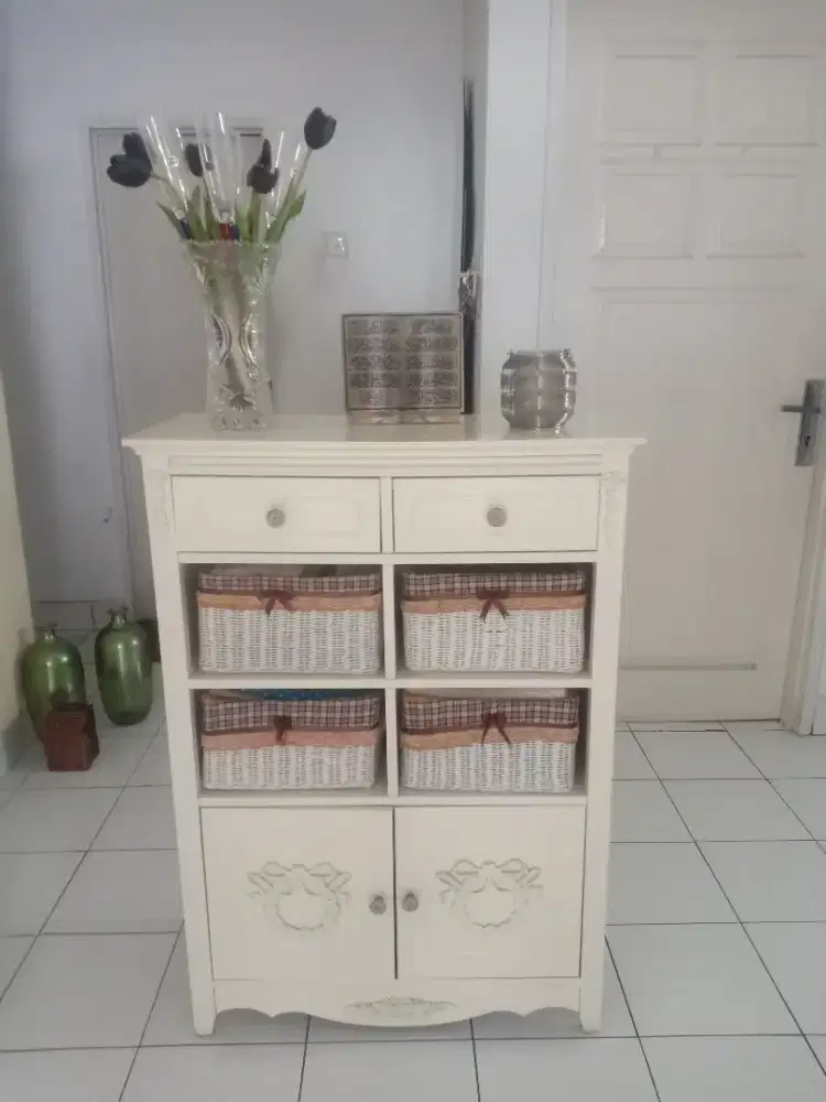 Bufet cantik tuk ruang tamu