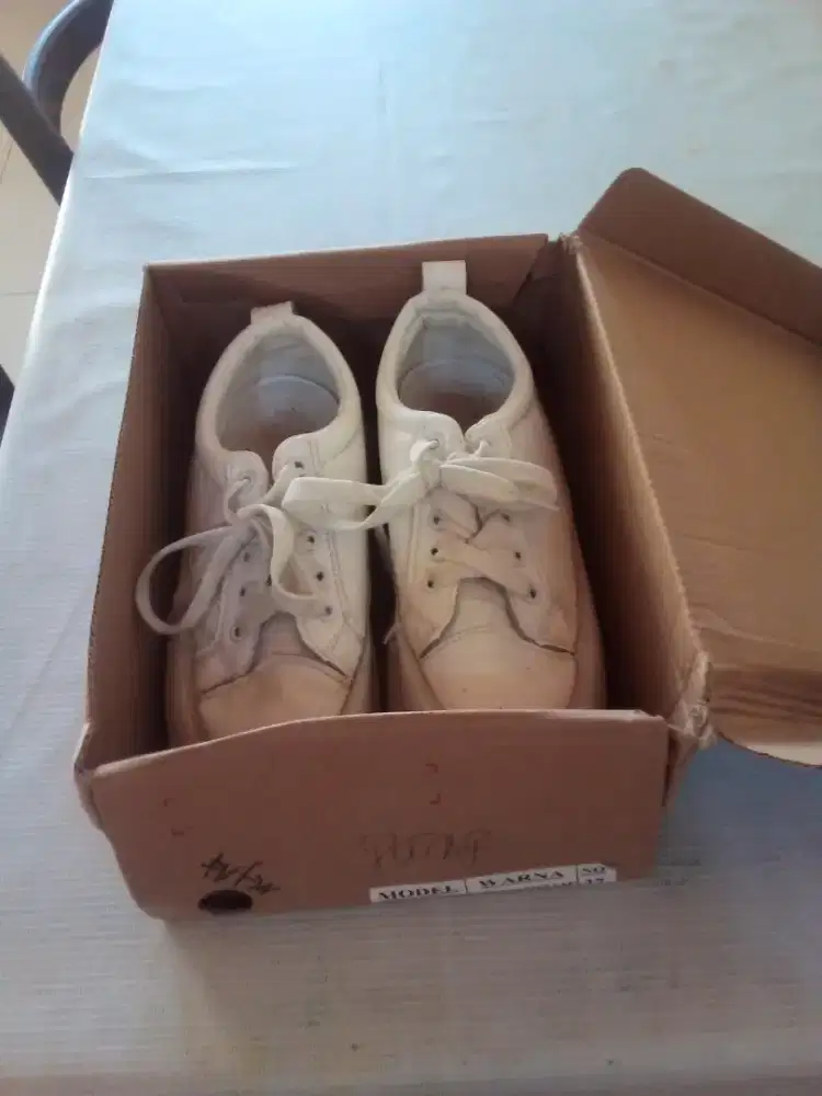 Sepatu olah raga,putih no 37