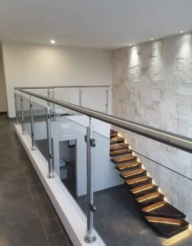 Reling tangga stanlis kaca