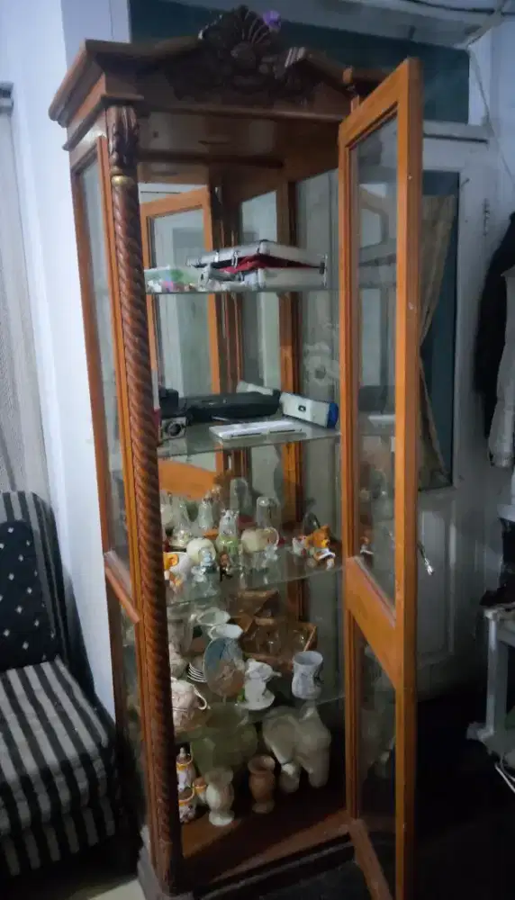 Lemari pajangan kayu, kaca bevel