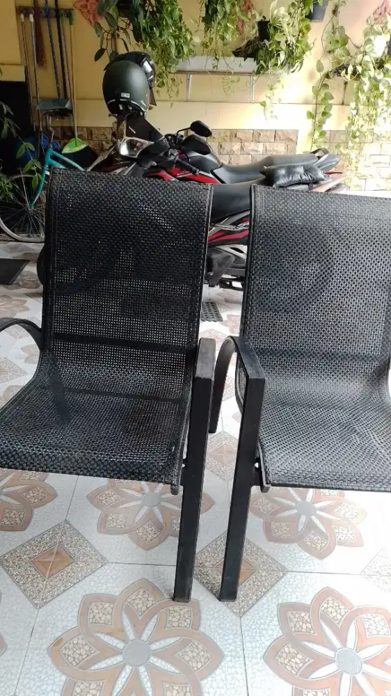 Kursi dan mejs teras bekas