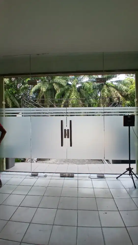 Partisi kaca almunium