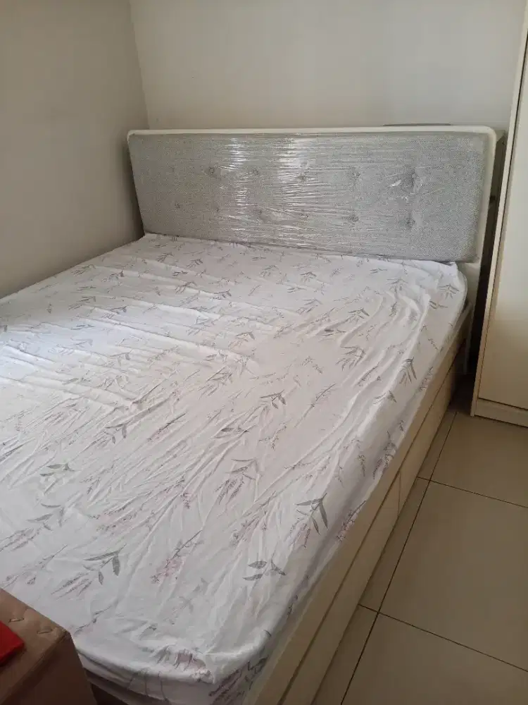 Ranjang kayu + kasur merek mimpi (matras latex) 180x200