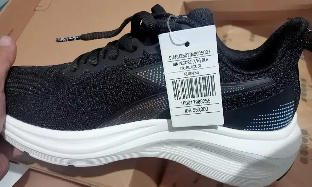 Dijual sepatu original merk diadora size 37 cewek, jual murah 350 ribu