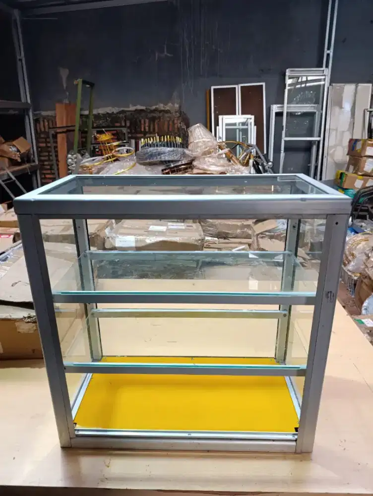 Etalase kaca buat roko